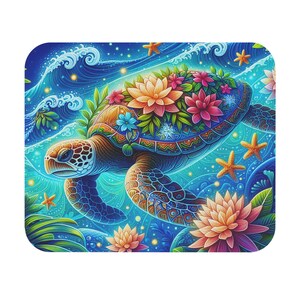Op de afbeelding: Een levendige illustratie van een zeeschildpad die onder water zwemt, omringd door golven, zeesterren en bloemen. De schild is versierd met kleurrijke bloemen. De achtergrond is een mix van blauw en groen, wat een tropische scène creëert.