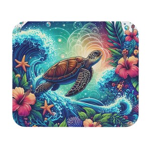 Puede incluir: Un posavasos cuadrado con una colorida ilustración de una tortuga marina en un entorno oceánico. El diseño incluye olas azules, estrellas de mar, flores de hibisco y un fondo de arcoíris. La tortuga tiene un caparazón marrón y marcas negras.