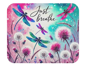 Peut inclure: Un objet décoratif carré avec un motif aquarelle représentant des libellules et des pissenlits. Les libellules sont dans des tons de bleu, de violet et de rose. Le texte "Just breathe" est écrit en cursive. Le fond a des teintes roses, bleues et vertes.
