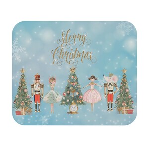 Puede incluir: Ilustración navideña con fondo azul claro y texto "Merry Christmas" en purpurina dorada. La imagen presenta árboles de Navidad, cascanueces y bailarinas, creando una escena festiva.