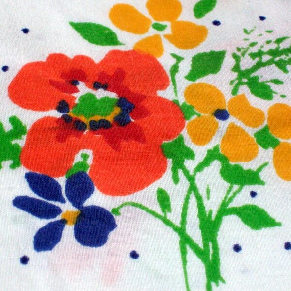 Vintage Floral Sheet  - Flowery Design with Blue  Polka Dots - Daisy Daisies, Poppies, Poppy