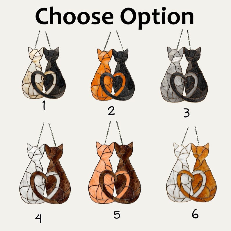 Puede incluir: Seis adornos de cristal tintado con forma de gato, numerados del 1 al 6, que muestran a dos gatos sentados uno al lado del otro con sus colas formando un coraz&oacute;n. Los gatos presentan diversas combinaciones de colores: blanco, negro, naranja, gris y marr&oacute;n.