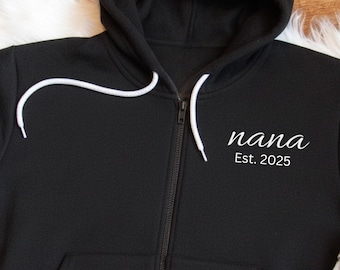 Bluza z kapturem z haftowanym napisem „Nana Est” na zamek błyskawiczny, spersonalizowana bluza z kapturem z napisem „Babcia”, bluza z kapturem z haftowanym imieniem, prezent dla Gigi dla kobiet, spersonalizowana bluza z kapturem na zamek błyskawiczny