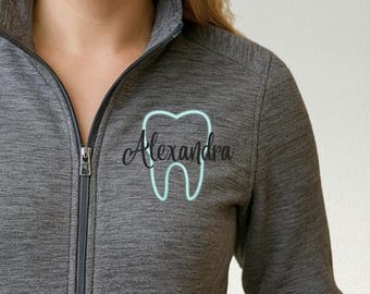 Chaqueta polar bordada dental personalizada: nombre personalizado, diseño de diente, cremallera completa, ropa de trabajo, uniforme profesional para dentistas e higienistas.