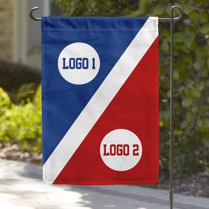 Könnte beinhalten: Eine rot-blaue Gartenflagge mit einem weißen diagonalen Streifen. Die Flagge hat zwei weiße Kreise mit dem Text "LOGO 1" und "LOGO 2" in Schwarz.