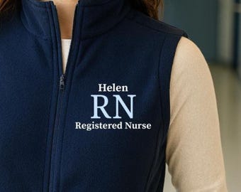 Anpassad fleeceväst för legitimerad sjuksköterska med namnbroderi, jacka med dragkedja för legitimerad sjuksköterska, sjukvårdsuniform för vårdpersonal, examenspresent