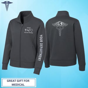 Könnte beinhalten: Eine dunkelgraue Reißverschlussjacke mit einem medizinischen Symbol auf der Rückseite und dem Text "YOUR DEPARTMENT" auf dem linken Ärmel. Die Vorderseite der Jacke hat ein kleines medizinisches Symbol und den Text "Custom Physician Assistant".