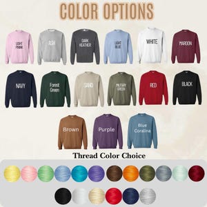 Op de afbeelding: Een selectie van crewneck sweatshirts in diverse kleuren, waaronder lichtroze, as, donkergrijs, lichtblauw, wit, bordeauxrood, marineblauw, bosgroen, zand, legergroen, rood, zwart, bruin, paars en blauw coralina. Draadkleuropties worden ook getoond.