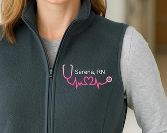 Anpassad fleeceväst för sjuksköterskor, broderat namn med stetoskop och hjärta, ytterkläder för sjuksköterskor i uniform