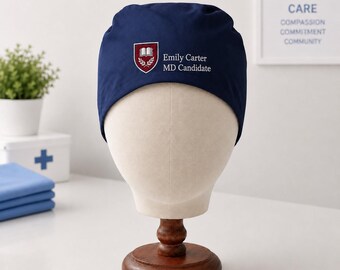 Op maat gemaakte, geborduurde doktersmuts met universiteitslogo, gepersonaliseerde muts met embleem van een medische faculteit.