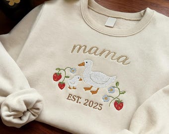 Bluza z haftem Mama Kaczka z Truskawką, Bluza z motywem Farmhouse Duck Mom, Prezenty dla Miłośników Przyrody, Bluza z kapturem Ducks Crew dla Miłośników Ptaków