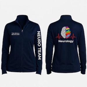Puede incluir: Una chaqueta azul marino con cremallera que presenta el texto TINA SEVILLA BSN RN CCRN en el pecho derecho y NEURO TEAM impreso verticalmente en la manga izquierda. La espalda muestra un gráfico cerebral multicolor con una línea roja y Neurology.