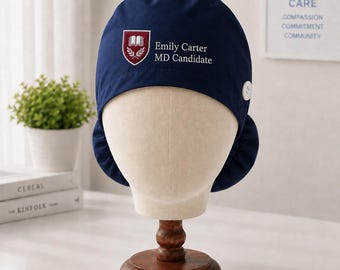 Op maat gemaakte, geborduurde doktersmuts met paardenstaartmotief, gepersonaliseerde doktersmuts met schoollogo.