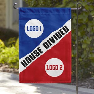 Könnte beinhalten: Eine rot-blaue Gartenflagge mit einer diagonalen weißen Linie, die die Flagge teilt. Der Text "HOUSE DIVIDED" ist auf die weiße Linie gedruckt. Es gibt zwei weiße Kreise mit dem Text "LOGO 1" und "LOGO 2" in Schwarz gedruckt.