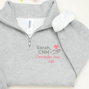 カスタムCNM 1/4ジップスウェットシャツ、新しい命を育む刺繍入り助産師プルオーバー、認定看護師助産師へのパーソナライズギフト