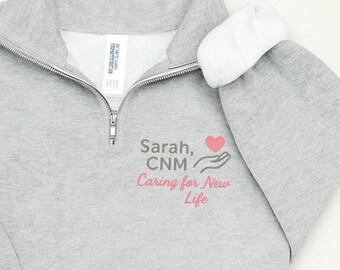 Gepersonaliseerde CNM Quarter Zip Sweatshirt, geborduurde trui met de tekst "Caring for New Life", cadeau voor een verpleegkundig specialist