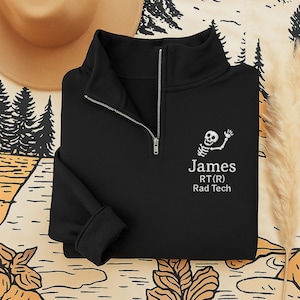 Benutzerdefiniertes Rad Tech 1/4 Zip-Sweatshirt, bestickter RT (R) Skeleton Pullover, Radiologie Tech Geschenk, personalisierte Röntgentechnikeruniformjacke