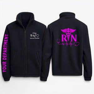 Könnte beinhalten: Schwarze Fleece-Jacke mit Reißverschluss, auf der Rückseite ein rosa medizinisches Symbol und der Text "RN". Der linke Ärmel trägt den Text "YOUR DEPARTMENT" in rosa und der rechte Ärmel den Text "Erica Physician Assistant" in rosa.