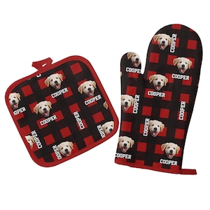 Puede incluir: Un juego de dos guantes para horno a cuadros rojos y negros y un posavasos con un patrón repetido de un perro golden retriever con el nombre "COOPER" impreso en cada uno.