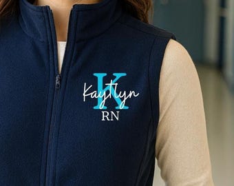 Anpassad fleeceväst för sjuksköterskor med monogram, initialer och namnbroderi, uniform med dragkedja för legitimerad sjuksköterska, ytterkläder för sjuksköterskor, examenspresent