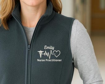 Personlig broderad fleeceväst för sjuksköterskor, anpassad topp för sjuksköterska, examenspresent till henne, broderad sjuksköterskeväst, anpassad skrubbjacka
