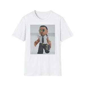 Könnte beinhalten: Weißes T-Shirt mit einem Motiv eines Cartoon-Piloten, der eine Sonnenbrille und ein weißes Hemd mit schwarzer Krawatte trägt. Der Pilot hält eine Aktentasche.