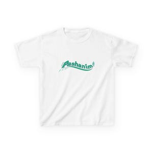 Könnte beinhalten: Weißes T-Shirt mit dem Wort "Pashanim" in grüner, stilisierter Schrift. Das Design beinhaltet einen grünen Spritzer und eine kleine grüne Feder. Das T-Shirt besteht aus einem weichen, leichten Material.