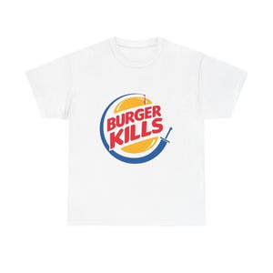 Könnte beinhalten: Weißes T-Shirt mit dem Text "BURGER KILLS" in Rot in einem gelb-blauen kreisförmigen Logo, mit einem Schwert-Grafik. Das T-Shirt besteht aus einem weichen, bequemen Material. Ein humorvolles Design für Freizeitkleidung.