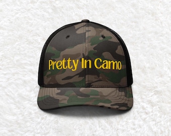 Cappello ricamato Pretty In Camo, cappello da caccia da donna, cappello da caccia per la mamma, regali di caccia per lei, cappello da camionista da caccia, cappello mimetico da donna per esterni