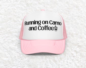 Cappello da caccia ricamato Running on Camo e Coffee, cappello da caccia da donna, cappello da caccia per la mamma, regali di caccia per lei, cappello da camionista da caccia, cappello da donna
