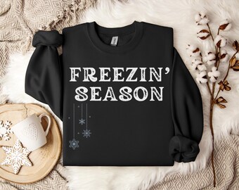 Bluza z kapturem Freezin Season, prezent w postaci zimowej bluzy, bluza z okrągłym dekoltem Freezin Season, prezent na zawsze zimny dla mamy, prezent na sweter na pogodę, prezent na przytulny sezon