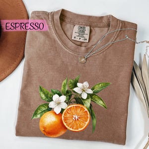 Vintage shirt met oranjebloesem, comfortabele kleuren, T-shirt met fruitprint, T-shirt met botanische citrus, shirt zomertuin, zacht esthetisch retro T-shirt