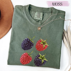 T-shirt petits fruits, t-shirt mûre framboise, chemise fruit cottagecore, t-shirt bohème couleurs confort, t-shirt graphique baies sauvages, haut de pique-nique estival