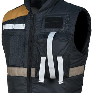 Peut inclure: Gilet matelassé noir avec un col montant et une fermeture éclair avant. Comprend une épaule marron, des bandes réfléchissantes, plusieurs poches et des sangles blanches. Le gilet est conçu pour la fonctionnalité et la sécurité.