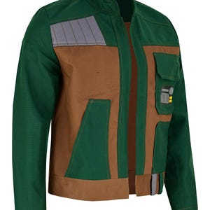 Peut inclure: Veste verte et marron avec un col montant. La veste présente un design en blocs de couleurs avec une poitrine marron et des manches et un dos verts. Elle possède plusieurs poches et un petit panneau gris sur le haut de la poitrine. La veste est ouverte à l'avant.