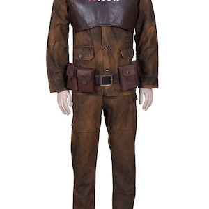 Puede incluir: Traje marrón con una pieza de pecho de cuero con el texto "NCR" y una estrella roja. El atuendo incluye una chaqueta, pantalones y un cinturón con bolsillos. El disfraz está diseñado para parecerse a un uniforme militar.