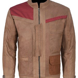 Peut inclure: Veste beige avec col montant et fermeture éclair intégrale. La veste présente un accent rouge sur les épaules et la poitrine, ainsi que plusieurs poches. Les manches ont un design matelassé. La veste est en matière texturée.