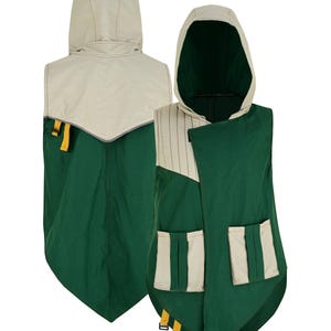Peut inclure: Un gilet à capuche vert et beige. Le gilet présente une capuche et des accents beiges, avec un corps vert. Il possède deux poches avant et des sangles jaunes. Le design est moderne et fonctionnel.