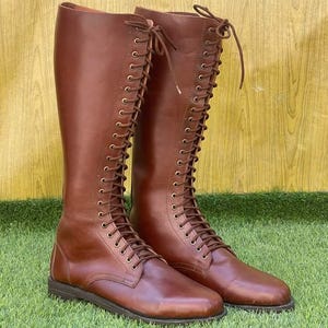Bruine leren lange laars met leren zool. Rijlaarzen, uniseks laarzen, lange laars, herenlaars, dameslaars, legerlaarzen, Duitse laarzen, laarzen