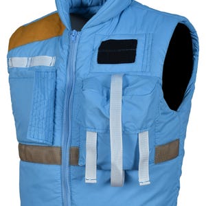 Peut inclure: Un gilet rembourré bleu clair avec un col montant et une fermeture éclair sur le devant. Le gilet comporte plusieurs poches, des empiècements d'épaule marron et des sangles blanches. Le gilet a un patch noir à l'avant et une ceinture marron.