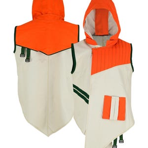 Peut inclure: Un gilet à capuche crème et orange, avec des bordures et des accents verts. Le gilet présente une grande capuche, une poche avant et des sangles réglables. Le design est asymétrique, avec un ourlet pointu. Vêtement de travail ou de loisirs.