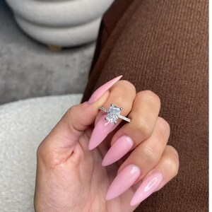 Anillo de compromiso de diamantes cultivados en laboratorio de talla radiante alargada de 2,25 quilates / Anillo de oro blanco de 14 k / Anillo de compromiso de diamantes cultivados en laboratorio con halo oculto y pavé