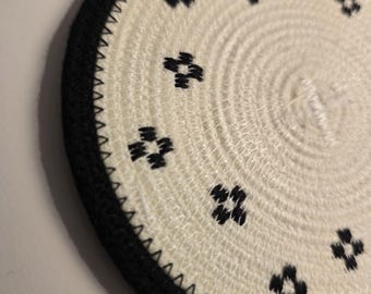 Sous-verre brodé à la main – Élégance artisanale pour votre table