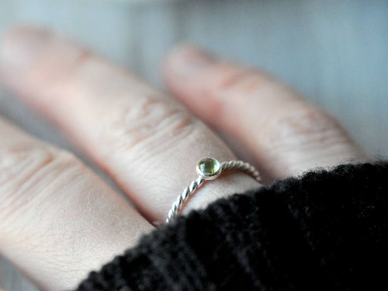 Sterling Silver Peridot Stacking Ring, patterned, rope, stackable 4mm cabochon, Made To Order Bild 6