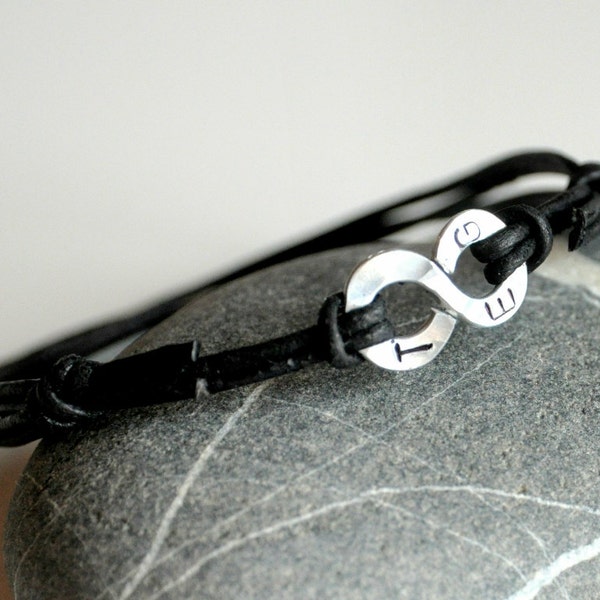 Bracelet Infinity avec Initial - cuir et fil d'aluminium - Hommes et bracelet unisexe - sur commande