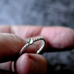 Sterling Silver Peridot Stacking Ring, patterned, rope, stackable 4mm cabochon, Made To Order Bild 3