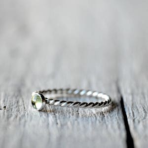 Sterling Silver Peridot Stacking Ring, patterned, rope, stackable 4mm cabochon, Made To Order Bild 7