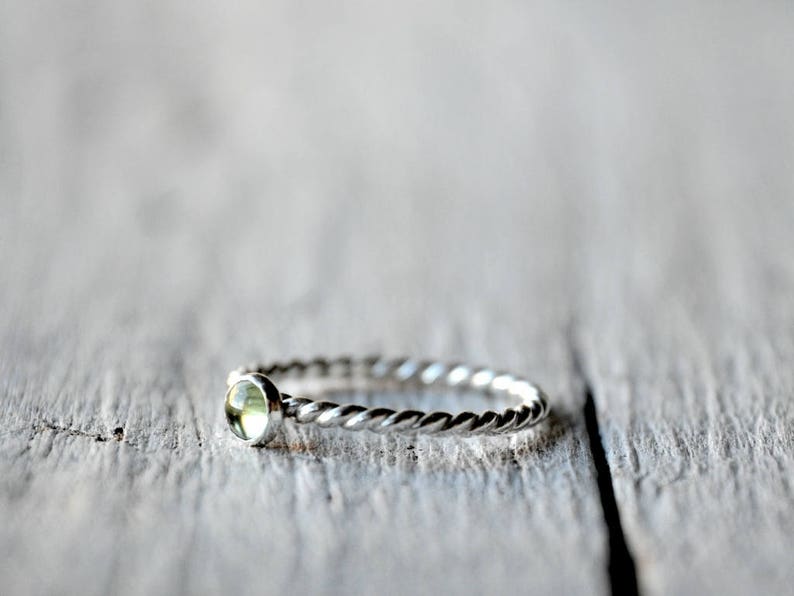 Sterling Silver Peridot Stacking Ring, patterned, rope, stackable 4mm cabochon, Made To Order Bild 7