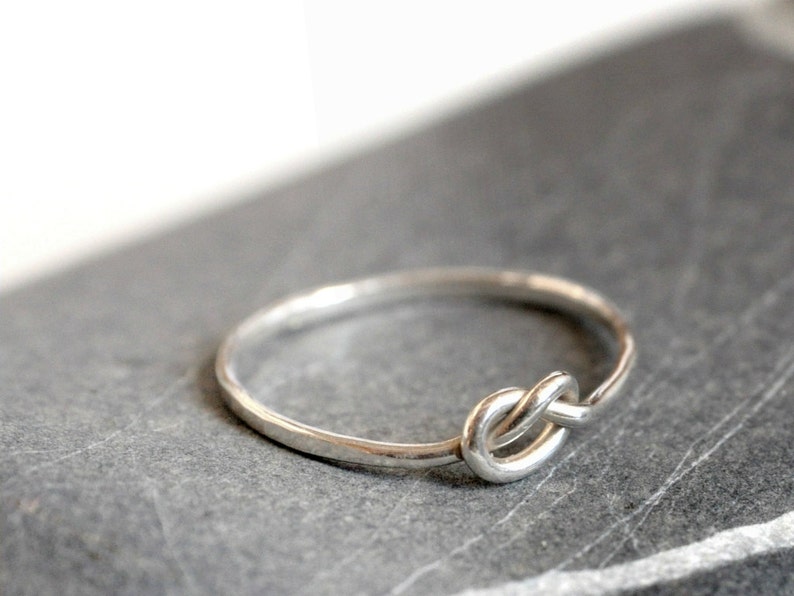 Anello con due nodi d'amore intrecciati, in argento 925 e Gold Filled Anello con due nodi d'amore intrecciati, in argento 925 e Gold Filled