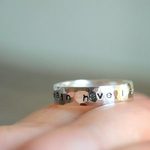 Könnte beinhalten: Ein silberner Ring mit der Gravur "in vain have I".